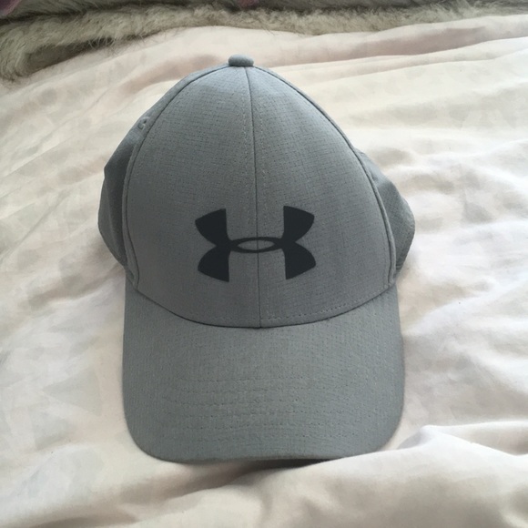 Under armour hat - the logo is a reflector - Picture 1 of 3